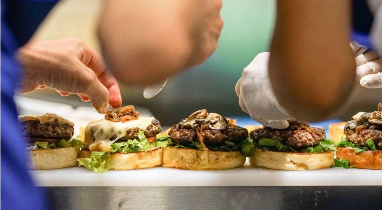 5 famous burger places allow you to enjoy delicious food right at home