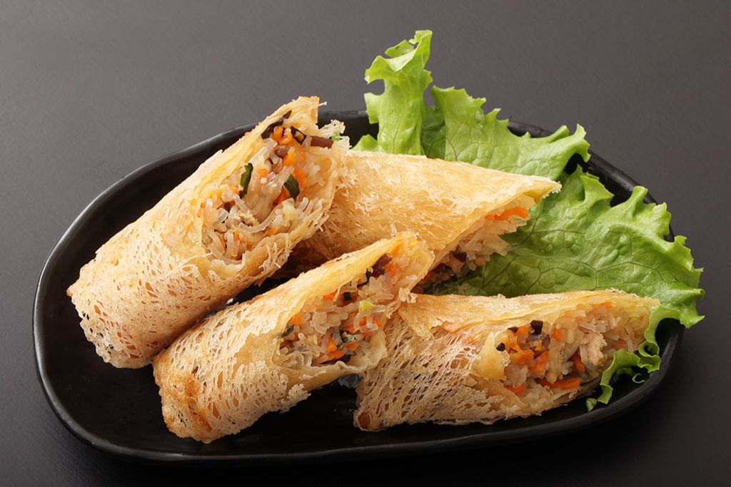 Foreign newspapers describe the difficulty of traditional Vietnamese fried spring rolls